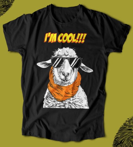 Siyah tişört üzerinde "I'm Cool!!!" yazılı, güneş gözlüklü ve şapkalı koyun karakteri, genç ve şık tasarım, rahat giyim, eğlenceli tişört, moda ve stil için uygun.