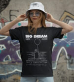 Renkli baskılı yakın plan kadın tişörtü, "Big Dream" yazısı ve çizim detaylarıyla stil sahibi ve rahat bir tercih. Özellikle gençler ve gündelik kombiler için uygun, özgün tasarım.