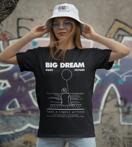 Renkli baskılı yakın plan kadın tişörtü, "Big Dream" yazısı ve çizim detaylarıyla stil sahibi ve rahat bir tercih. Özellikle gençler ve gündelik kombiler için uygun, özgün tasarım.