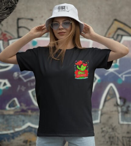 Balonlu ve kalpli Valentine temalı eğlenceli tişört, siyah renkli, rahat ve şık kadın tişörtü, romantik hediye tercihleri için ideal, genç ve dinamik tarz!.