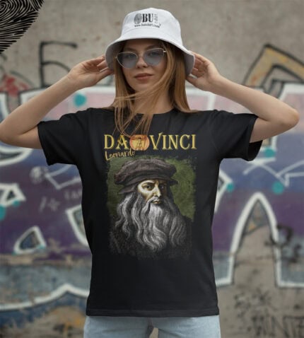 Şık kadın modeli üstünde Vinci Leonardo temalı baskılı siyah tişört, graffiti arka plan, rahat ve moda uyumlu, genç ve casual giyim için ideal, güncel tasarım.