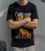 Siyah T-shirt, Candlemass şiirli ve gotik tasarımlı, rahat ve modaya uygun erkek tişörtü, gothic rock ve heavy metal hayranları için ideal, kaliteli kumaş detaylarıyla öne çıkar.
