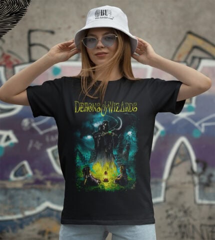 DEHONS & WIZARDS yazılı baskılı siyah tişört, fantastik ve büyü temalı tasarım, gençler ve oyun severler için ideal, rahat ve şık, yüksek kalite popüler tişört üreticisi.