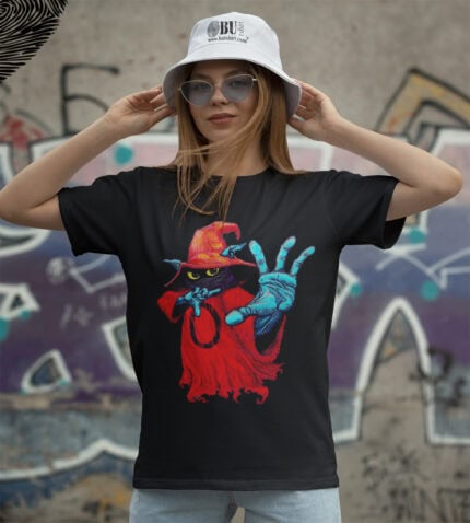 Canavar ve cadı temalı eğlenceli tişört, modern ve rahat tasarımıyla outdoor ve günlük kullanılabilir, sokak stili için ideal, butik tişört koleksiyonunun şıklığına katkı sağlar.