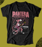 Renkli PANTERA tişört, punk rock tarzında pink ve siyah renklerde, gitar ve amfiyle çalarken çizilmiş rock müzik temalı tasarım.