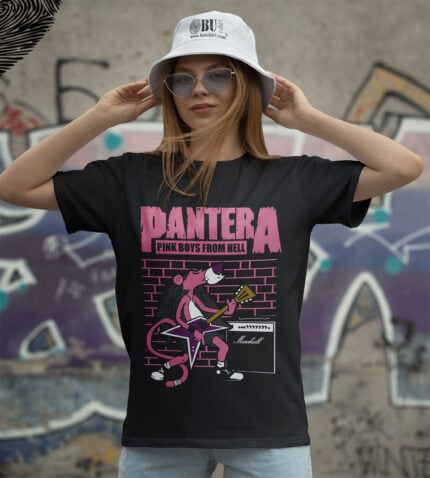 Pantera Pink Boys From Hell tişört, punk tarzında siyah renkli, grafikli ve rahat kesim, sokak modası ve gençler için ideal, graffiti arka plan ile uyumlu.