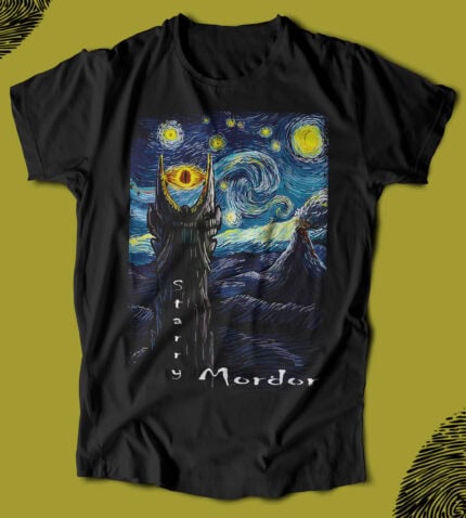 Gözlüklü ve omuzları açık Siyah Tişört üzerinde Vincent van Gogh'un Yıldızlı Gece ve Sauron'un Tek Gözü tasarımı, sanat ve fantastik temaların modern yorumu.