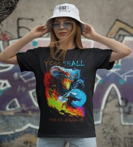 Dünyaca ünlü Tişört markası BU Tişört ile özel baskılı genç kadın tişörtü, dayanıklı pamuk kumaş, rahat kesim ve renkli tasarım ile modern ve şık görünüm sağlar.
