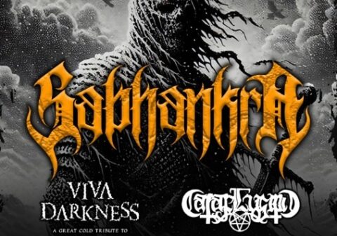 Küçük siyah ve gri tasarımlı kısa kollu tişört, gotik ve heavy metal tarzı "Gabbangre" yazısıyla detaylandırılmış, büyük pembe ve beyaz yazılar, güçlü görseller ve logosuyla dikkat çeker.