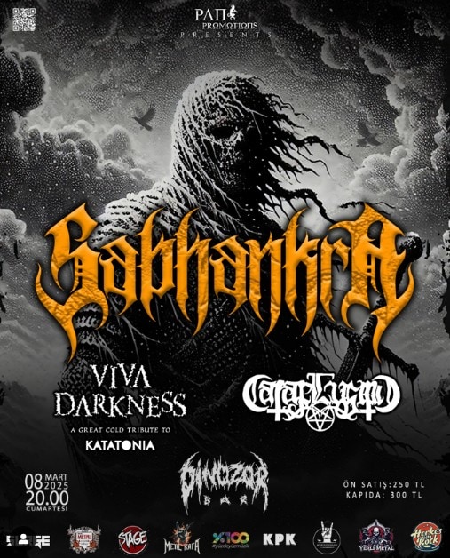 Küçük siyah ve gri tasarımlı kısa kollu tişört, gotik ve heavy metal tarzı "Gabbangre" yazısıyla detaylandırılmış, büyük pembe ve beyaz yazılar, güçlü görseller ve logosuyla dikkat çeker.