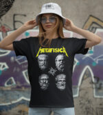 Siyah tişört üzerinde antik filozofların heykel tasarımları ve "Metafisica" yazısı, alternatif ve bilimsel temalı giyim tarzını yansıtan moda ürünü.