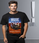Renkli MUSE müzik grubu baskılı erkek tişört, rahat ve şık görünüm, modern tasarım, çeşitli beden seçenekleri, günlük kullanıma uygun, kaliteli pamuk kumaş.