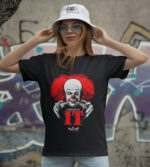 Canavarlı Pennywise Joker temalı siyah tişört, Stephen King "IT" filmi ve karakteriyle özdeşleşmiş özgün tasarım. Rahat kesim ve kaliteli pamuk malzeme ile güncel ve şık görünüm sağlar.