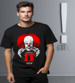 Korkuluk temalı tişört, Stephen King'in It romanı ikonografisiyle tasarlandı, kırmızı ve siyah renklerde detaylı ve dikkat çekici tasarım, erkekler için rahat ve şık giyim seçeneği.