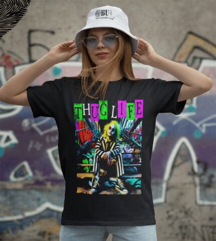 Butshirt, thug life baskılı tişört, genç ve trendy stil, graffiti arka plan, sokak modası, renkli ve dikkat çekici tasarım, eğlenceli ve asi görünüm, gençler için uygun moda ürünü.