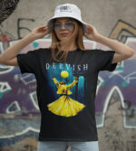 DERVISH yazılı, dansçı figürlü, siyah T-shirt, modern ve şık tasarım, rahat kombin, genç stil, sokak modası, özgün tasarım, spor ve günlük kullanım, kaliteli kumaş, trend uyumlu, şehir tarzı, yazlık ve baharlık giyim, gençler için uygun.
