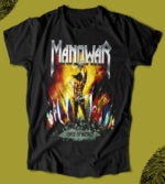 Canlı ve detaylı MANI WAR yazısı ve metal tarzı çizimle tasarlanmış tişört, rock ve metal müzik tutkunları için ideal, renkli bayraklar ve güçlü grafikler içerir.