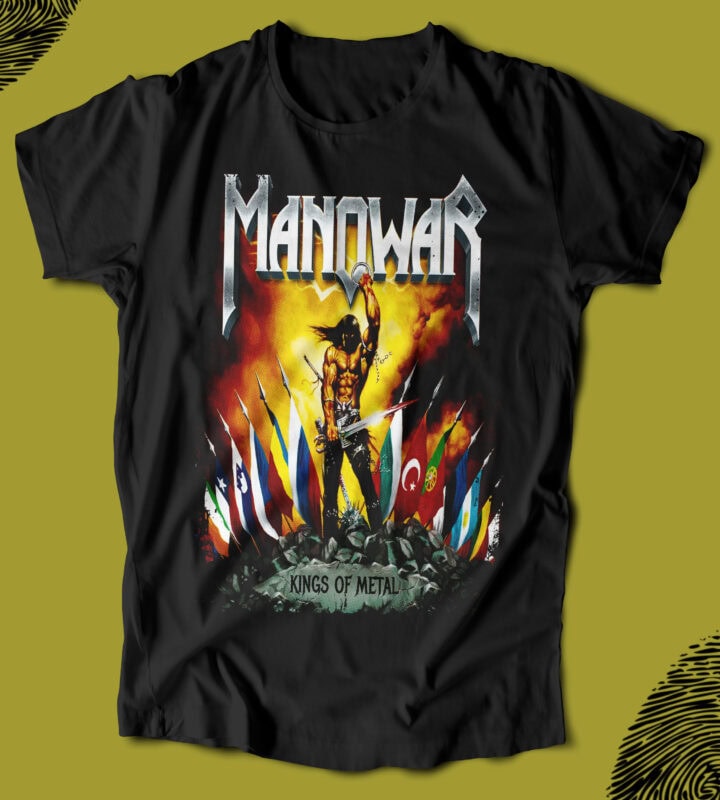 Canlı ve detaylı MANI WAR yazısı ve metal tarzı çizimle tasarlanmış tişört, rock ve metal müzik tutkunları için ideal, renkli bayraklar ve güçlü grafikler içerir.