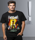 Manowar metal grubu temalı tişört, erkek modeli üzerinde, rock ve heavy metal müzik severler için ideal, rahat ve şık tasarım, yüksek kaliteli pamuk dokusu, fandom ve müzik tutkunları için mükemmel hediye seçeneği.