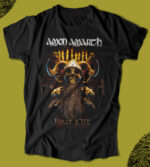 Amon Amarth First Kill tişört, gotik tarzda Viking ve canavar temalı tasarım, kaliteli pamuklu kumaş, rock ve metal müzik sevenler için uygun, günlük ve konser kombinasyonu için ideal.