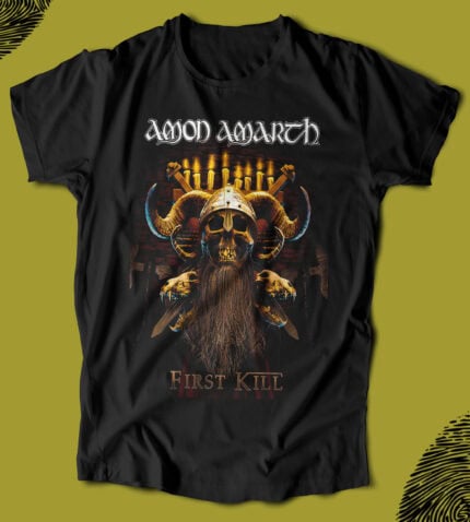 Amon Amarth First Kill tişört, gotik tarzda Viking ve canavar temalı tasarım, kaliteli pamuklu kumaş, rock ve metal müzik sevenler için uygun, günlük ve konser kombinasyonu için ideal.
