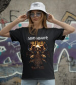 Armine Amon Amarth First Kill baskılı Siyah T-shirt, metal hayranları ve Viking temalı tasarımları sevenler için ideal. Rahat kesim ve kaliteli 0 pamuk kumaşla şıklık ve konfor sunar.