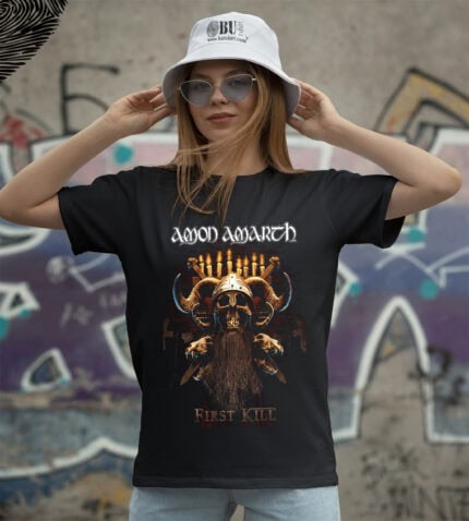 Armine Amon Amarth First Kill baskılı Siyah T-shirt, metal hayranları ve Viking temalı tasarımları sevenler için ideal. Rahat kesim ve kaliteli 0 pamuk kumaşla şıklık ve konfor sunar.