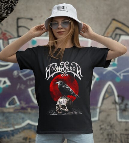 Mor korkuluğuyla siyah tişört, gotik tarzı ve korku temalı detaylar, gençler ve alternatif moda sevenler için ideal, özgün baskı ve rahat kesim, sokak stili şıklığı.