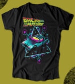 Uzay temalı Back to the Future baskılı tişört, neon renkler ve retro tasarım ile zaman yolculuğu ve otomobil sporları tutkunları için ideal. Kadın ve erkekler için uygun çeşitli beden seçenekleri bulunuyor.
