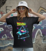 Yüksek kaliteli Back to the Future temalı tişört, neon renkler ve 80'ler tarzında grafik tasarımı ile retro stil severler için ideal. Rahat kesim ve şık görünümle dikkat çekiyor.