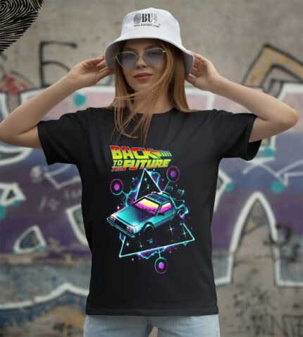 Yüksek kaliteli Back to the Future temalı tişört, neon renkler ve 80'ler tarzında grafik tasarımı ile retro stil severler için ideal. Rahat kesim ve şık görünümle dikkat çekiyor.