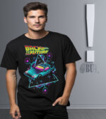 Retro Back to the Future yazılı ve neon renkli araba desenli tişört, gençler ve cosplay tutkunları için ideal, rahat ve şık tasarım, kaliteli pamuklu kumaş.