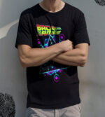 Back to Future temalı siyah tişört, neon renkli grafik tasarımı ve modern stil ile gençler ve retro severler için ideal.