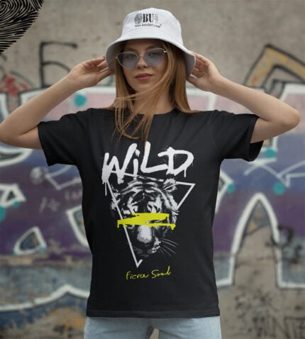 Şık kadın üzerinde ''WILD'' yazılı, vahşi aslan grafikli, siyah Tişört. Sokak moda ve genç tarzlarına uygun, özgün ve dikkat çekici tasarıma sahip, rahat ve kaliteli kıyafet seçeneği.