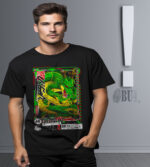 Dragon dövmesi detaylarıyla tasarlanmış siyah tişört, genç erkek modeli üzerinde şık ve dikkat çekici görünüm sunuyor. Renkli ve modern stil ile gündelik kombinlere uygun, yüksek kalite baskı ile hazırlanmıştır.