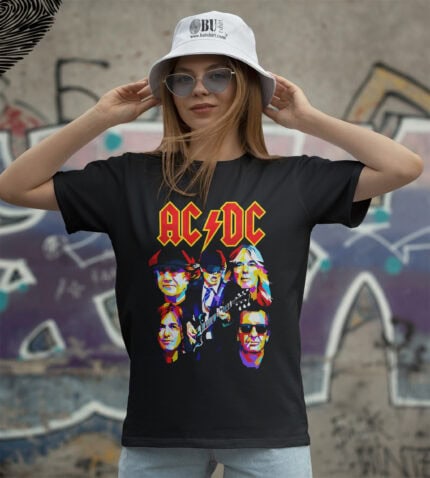 AC/DC logo ve grafikli tişört, rock müzik severler için modern ve şık giyim seçeneği, genç ve tarz sahibi kadınlar tarafından tercih edilir.
