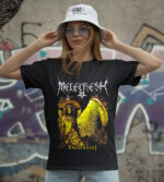 Ghotic metal temalı siyah tişört, Emissaries yazılı, gotik tarzda tasarım, modern ve edgy stil, gençler için ideal, grafik baskı detaylı, rahat ve şık kombinasyon, alternatif tarz severler için uygun.