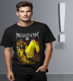 Koyu renkli metal müzik temalı tişört, genç erkek giyiyor, modern tasarım ve sert grafik detaylar, rock ve metal müzik hayranlarına uygun, moda ve tarz vurgusu.