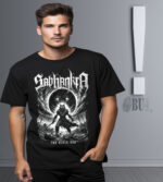 SABBAKKA The Black Sun tişört, nude ve saf çizgilerle detaylandırılmış, metal ve gotik tarzı tasarımıyla dikkat çekiyor, rahat ve şık bir görünüm sağlar.