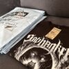 Yüksek kaliteli siyah T-shirt, detaylı grafik ve vintage tarzda baskı ile dikkat çekici tasarım, rahat kesim, günlük kullanım ve özellikle rock veya metal hayranları için ideal.