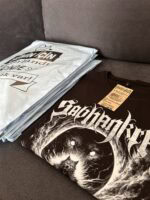 Yüksek kaliteli siyah T-shirt, detaylı grafik ve vintage tarzda baskı ile dikkat çekici tasarım, rahat kesim, günlük kullanım ve özellikle rock veya metal hayranları için ideal.