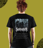 Göğüs kısmında karanlık orman ve korku temalı grafik tasarıma sahip siyah tişört, Gothic ve metal tarzı severler için ideal, rahat ve şık bir günlük kullanım ürünü.