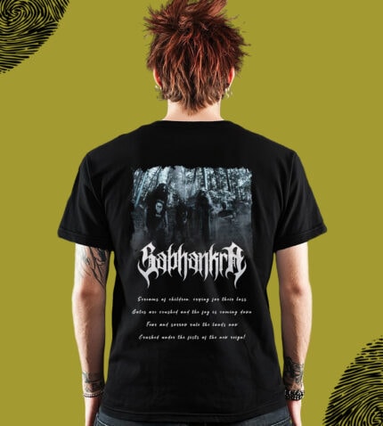 Göğüs kısmında karanlık orman ve korku temalı grafik tasarıma sahip siyah tişört, Gothic ve metal tarzı severler için ideal, rahat ve şık bir günlük kullanım ürünü.