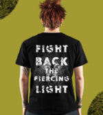 Virüslü Fight Back The Piercing Light yazılı tişört, genç stilini yansıtan siyah tişört, baskılı ve rahat kesim, meydan okuyan tasarım, sokak modası için ideal.
