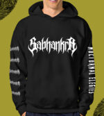 Siyah BU Tişört kapüşonlu sweatshirt, büyük grafik tekst ve yanların baskılarıyla dikkat çekici stil, gençler ve streetwear tutkunları için modern ve şık giyim seçeneği.