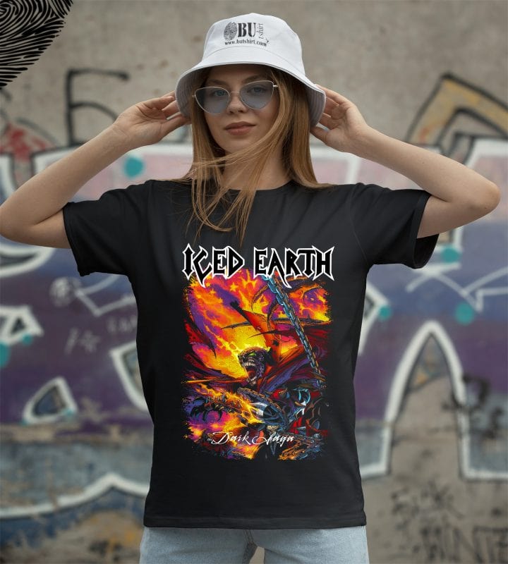 Yıkıcı grafiklerle “Iced Earth” temalı siyah tişört, metal ve rock hayranları için ideal, rahat kesim ve kaliteli kumaş, graffiti arka planıyla uyumlu, stil sahibi bir giyim seçeneği.