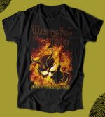 Karanlık şeytan maskesi ve ateş efektiyle tasarlanmış "Mercyful Fate" yazılı tişört, korku ve metal tarzını yansıtan erkek tişörtü, güçlü ve dikkat çekici görünüm sağlar.