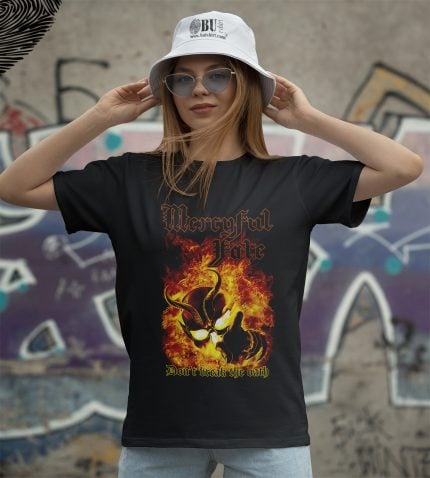 Şeritli Tekstil Düğmeli Tişört, özgün grafik ve sloganlı tasarımıyla tarzınıza dinamizm katmak için ideal. Günlük kullanım ve şık görünümler için mükemmel seçenek. Reversibl ve rahat kesim.