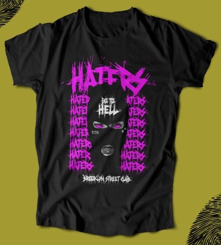 Elde baskılı siyah tişört, neon mor ve beyaz grafiklerle saldırgan kadın yüzü ve grafiti tarzı yazı tasarımı, gençler ve sokak tarzı moda tutkunları için ideal, rahat ve şık giyim seçeneği.