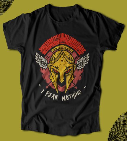 Güzelce tasarlanmış, savaşçı temalı, şık kral miğferi ve kanat detaylarıyla dikkat çeken T-shirt, "Fear Nothing" sloganıyla güç ve cesaret çağrısı yapıyor.